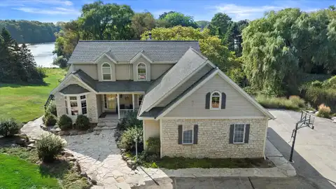N5463 Stone Hedge Ln, Fredonia, WI 53021