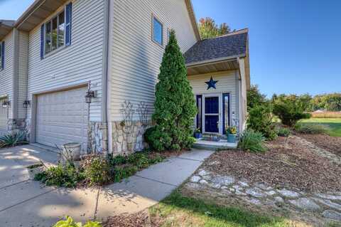 688 Summer Creek Rd, Oconomowoc, WI 53066