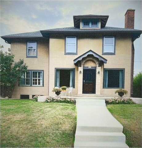 2067 S 82nd St, West Allis, WI 53219