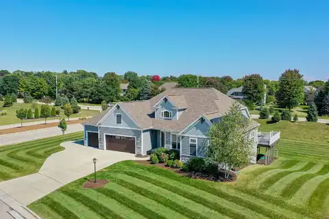 5622 S Fox Tail Ct, New Berlin, WI 53151