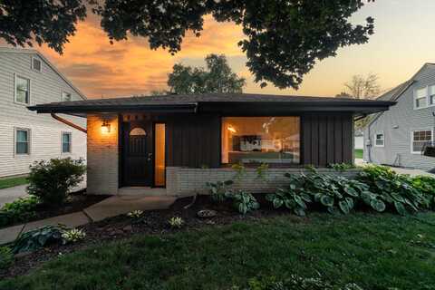 2225 N 106th St, Wauwatosa, WI 53226