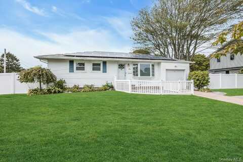 130 Matthews Road, Oakdale, NY 11769
