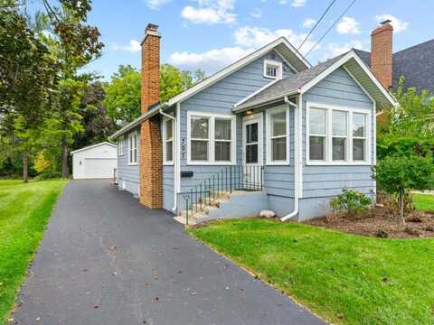 707 McHenry Avenue, Woodstock, IL 60098