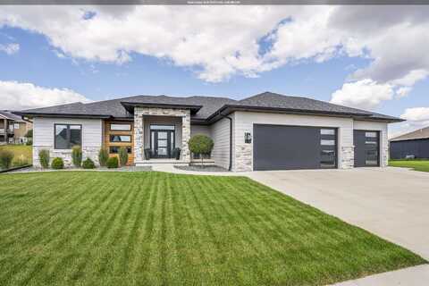 569 Dogwood Dr SE, Le Mars, IA 51031