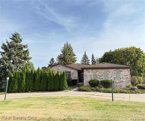 194 E Long Lake Road, Troy, MI 48085