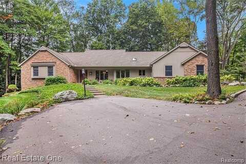 3125 N Tipsico Lake Road, Hartland, MI 48353