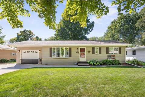 1086 Sherwood Street SE, Hutchinson, MN 55350