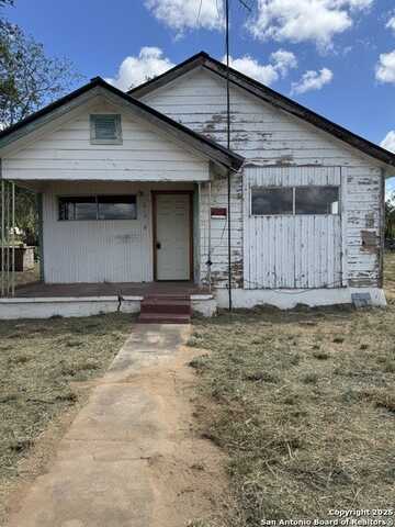 613 Ross, Devine, TX 78016