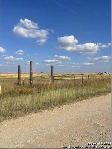10 County Road 101, Floresville, TX 78114