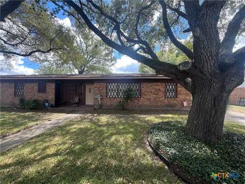 2401 E Locust Avenue, Victoria, TX 77901