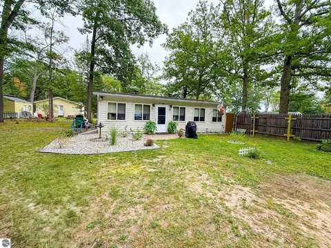 112 Cottage Drive, Prudenville, MI 48651