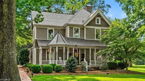 605 Asheboro Street, Liberty, NC 27298