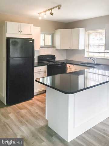 1050 TRINITY LANE, CONSHOHOCKEN, PA 19428
