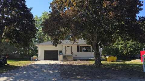 9 Laase Avenue, Lewiston, ME 04240