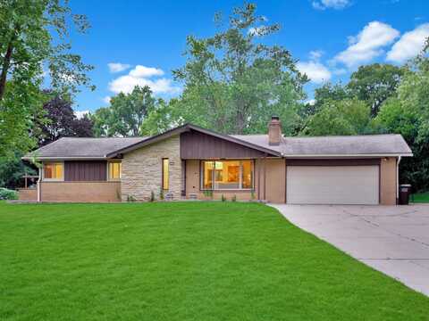 4935 S Menard Dr, New Berlin, WI 53151