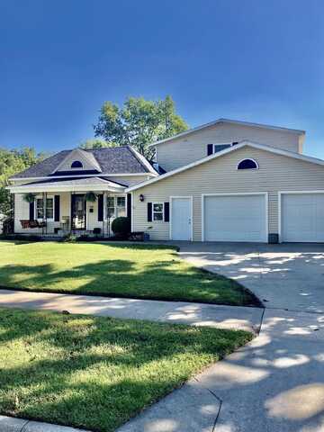 525 W 5th St, Newton, KS 67114