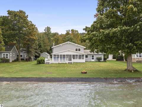 6910 Carter Road, Beulah, MI 49617