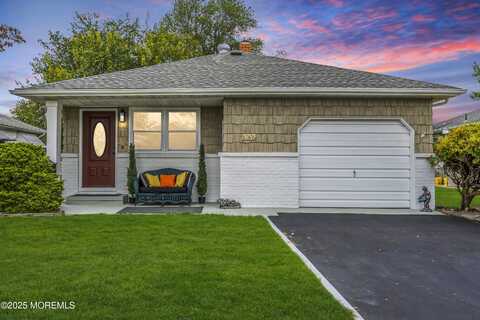 142 Barbuda Street, Toms River, NJ 08757