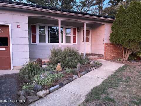 10 Woodbury Court, Toms River, NJ 08757