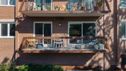 8000 W Foster Lane, Niles, IL 60714