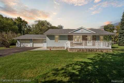 6505 Strawberry Lake Road, Hamburg, MI 48139