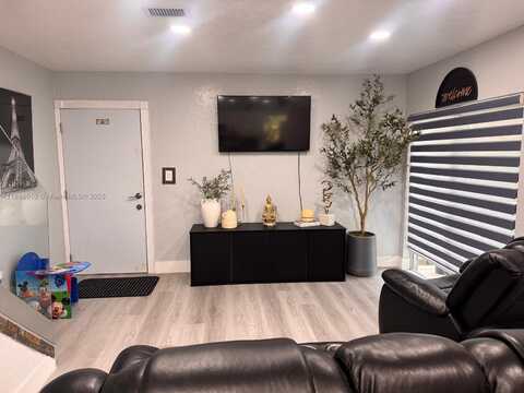 1560 W 46th St, Hialeah, FL 33012