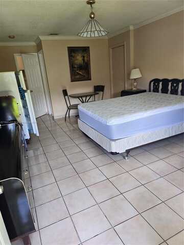 1113 NE 2nd St, Hallandale Beach, FL 33009