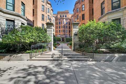 550 W Surf Street, Chicago, IL 60657