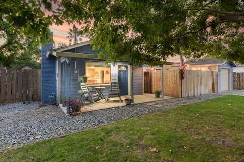 2124 Garden Avenue, Redding, CA 96001