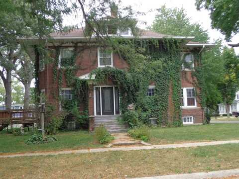 300 SW 4TH Street, Independence, IA 50644