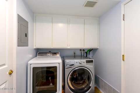 Mountain Oak, NEWBURY PARK, CA 91320