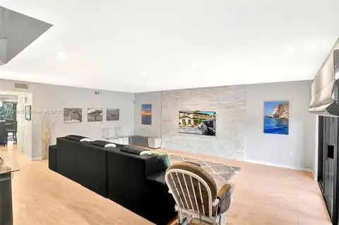 Ne 166Th St, North Miami Beach, FL 33160