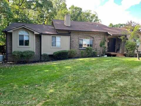7453 Pepper Creek, West Bloomfield, MI 48322